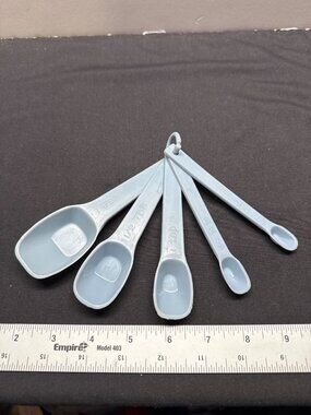 VTG Rubbermaid Lt Blue Plastic Measuring Spoons 1 Tablespoon - 1/8 Teaspoon Ring